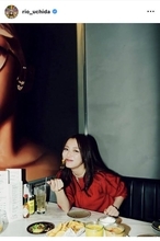 内田理央「かなりギルティーーーーーーーー！」“飲めるチキン”ほおばるショットが超キュート！