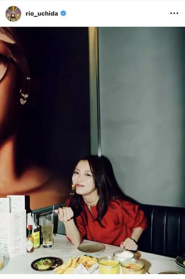 内田理央「かなりギルティーーーーーーーー！」“飲めるチキン”ほおばるショットが超キュート！