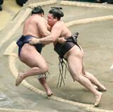 「関脇・霧島が横綱・豊昇龍撃破で３敗守る　「優勝考えずにやっていく」」の画像1