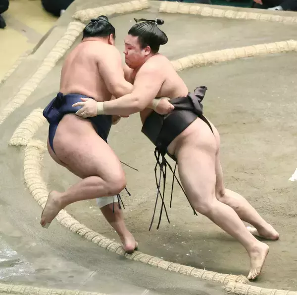 関脇・霧島が横綱・豊昇龍撃破で３敗守る　「優勝考えずにやっていく」