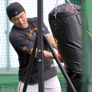 【巨人】浅野翔吾がロングティーでサク越え連発　石井琢朗２軍監督も熱視線