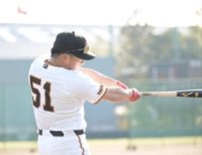 【巨人】浅野翔吾がロングティーでサク越え連発　石井琢朗２軍監督も熱視線