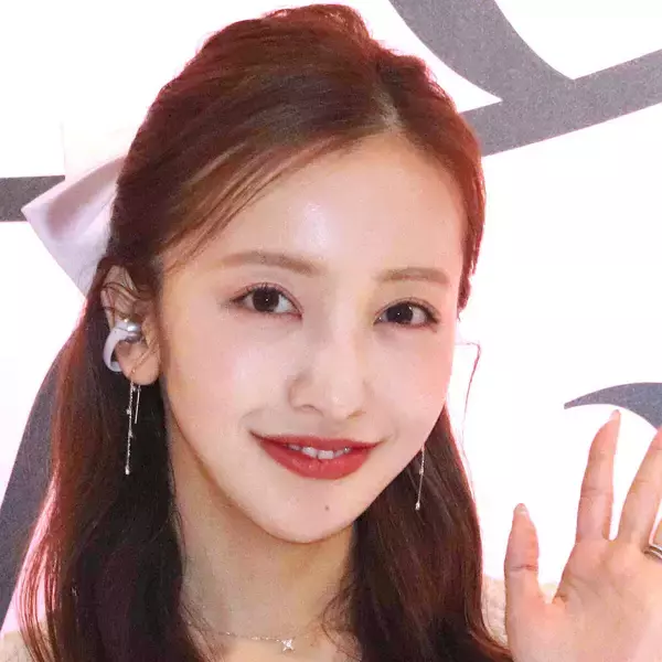 板野友美、細すぎ美脚＆バレンタインコーデに「レベチで世界一」「足ほっそ」「黒メガネ新鮮」と絶賛の声