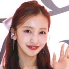 板野友美、細すぎ美脚＆バレンタインコーデに「レベチで世界一」「足ほっそ」「黒メガネ新鮮」と絶賛の声