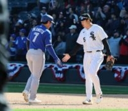 岡本和真が２試合連続出塁　四球で出塁　初回に三塁で好守備…村上宗隆と対決