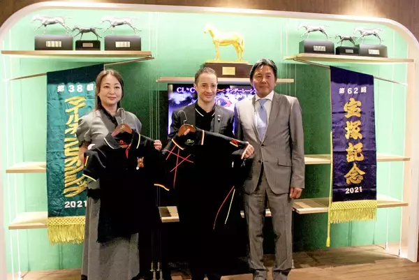 ルメール騎手の新コレクション　サンデーレーシングとコラボアイテムの売り上げ５％を全日本高等学校馬術連盟に寄付
