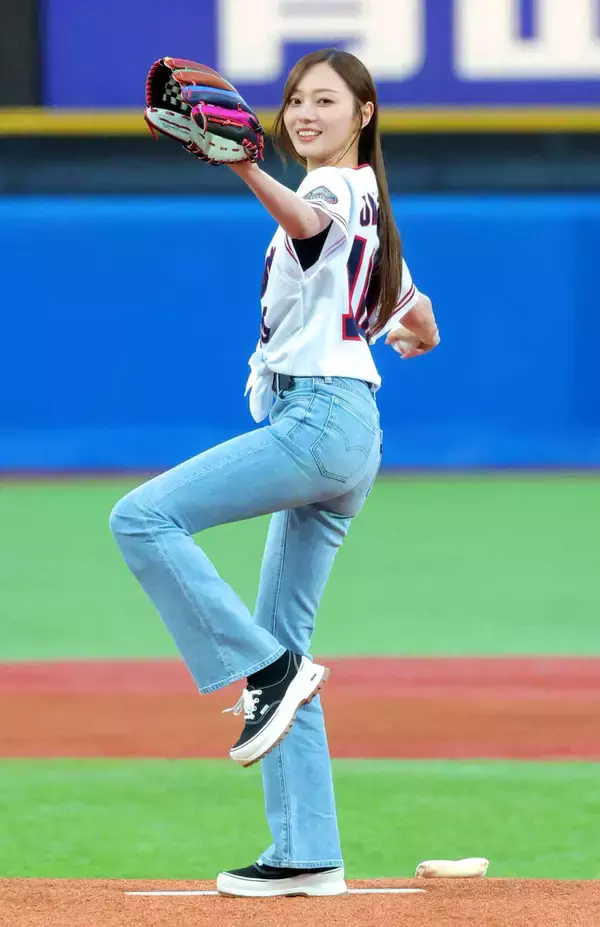 【ヤクルト】元乃木坂４６の３代目キャプテン梅澤美波が始球式に登場「ノーバンだったので１００点です」