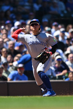 岡本和真　侍対決に完敗　飛距離１２１メートルもフェンス直前で失速　７個目の失策も