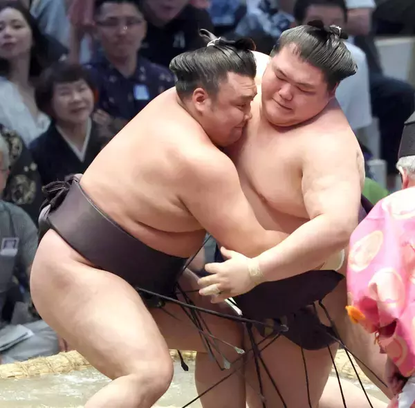 【大相撲】綱取りに臨む霧島が連勝スタート　小結・王鵬に万全な取り口見せる