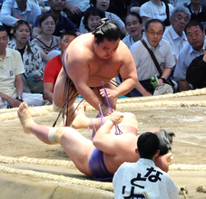 十両・欧勝海が押し倒された際に負傷　自力で歩行することができず　右足首を負傷か