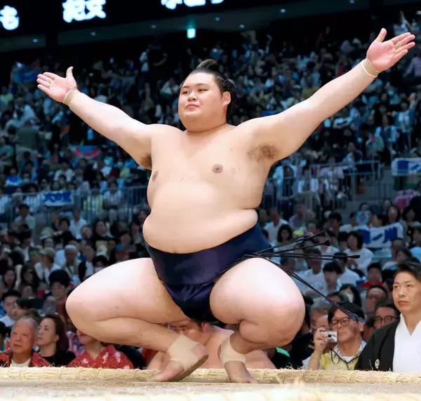 大の里が２勝目　美ノ海に落ち着いて白星　前日の物言いの末の敗戦を引きずらず