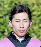 「１５日に落馬した際に背部負傷の木幡巧也騎手　１６日は全９鞍で乗り替わり」の画像1