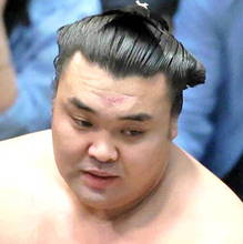横綱昇進目指す霧島が好発進　琴勝峰に勝利　２場所連続で優勝同点で、今場所も綱取り継続