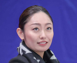 【ソフトボール】安藤美姫さんが始球式で“大暴投”　きれいな下手投げを披露も…アジア大会
