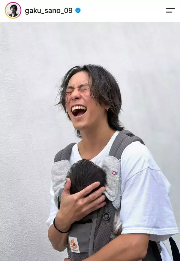 実は双子！３４歳の人気俳優　うり二つの“弟”はサッカー選手…「パパさん素敵」「いい笑顔！」息子を抱っこする佐野岳
