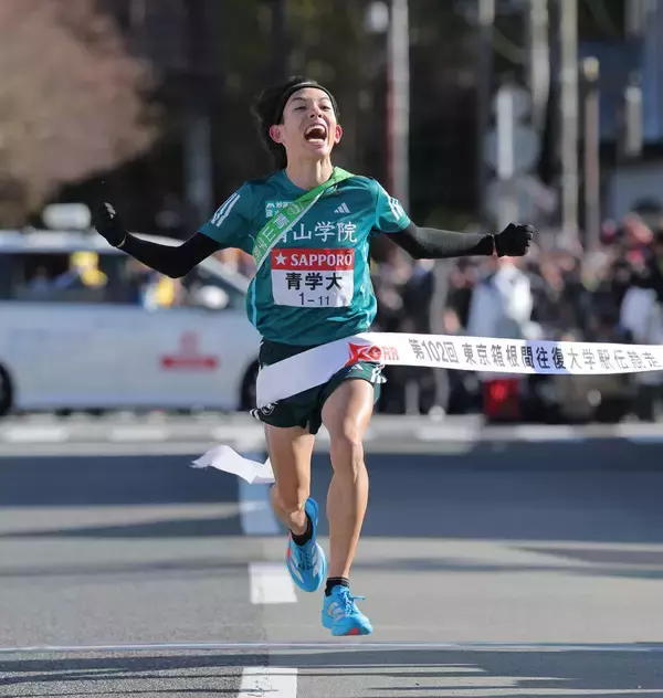 【箱根駅伝】青学大が往路Ｖ　黒田朝日が「山の神」襲名　亡きチームメートに捧げる激闘ドラマ
