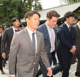 「【巨人】「レギュラーでもないですし、まずはレギュラーを」リチャードが初の巨人キャンプを前に宮崎神宮参拝」の画像1