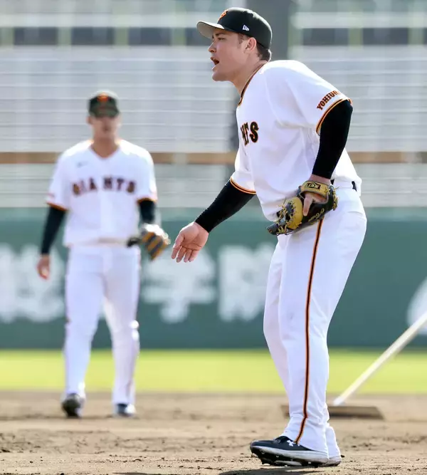【巨人】「アウトォ〜！」挟殺練習で野太い声の主は…　走者にタッチでリチャード叫ぶ