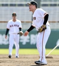 【巨人】「アウトォ〜！」挟殺練習で野太い声の主は…　走者にタッチでリチャード叫ぶ