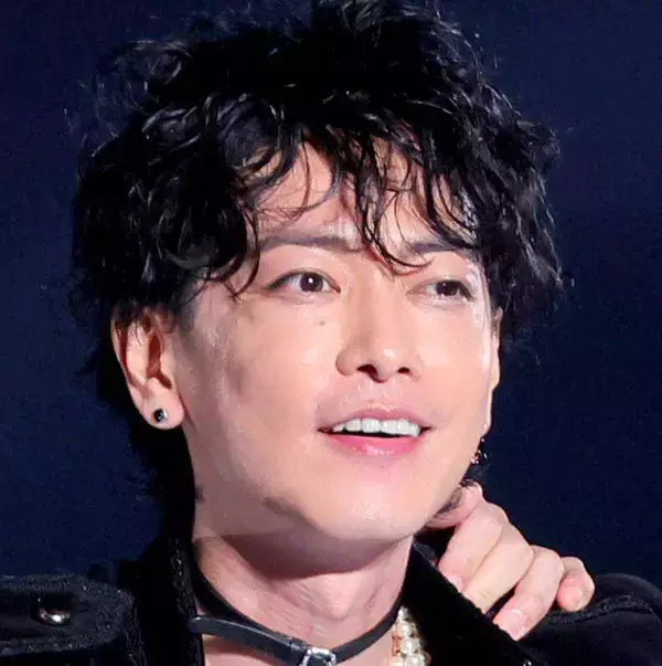 佐藤健「キラキラ」イルミ輝く街中の姿に「あはぁ～～～」「神がかってる」「きゃー」貴重な“もぐもぐショット”も披露