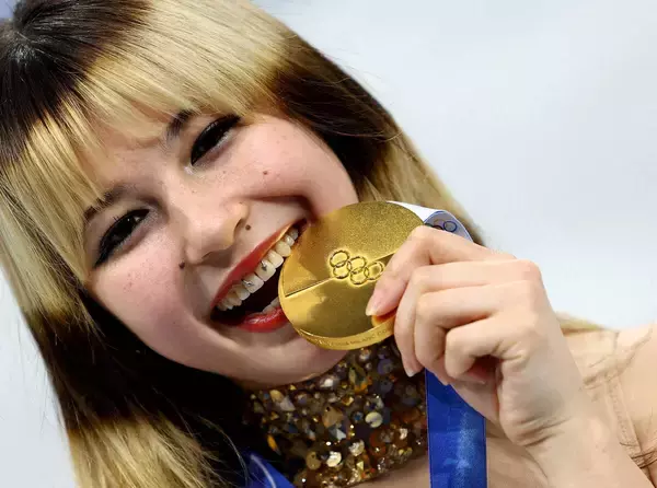 【五輪】女子シングルも逆転金メダル　ＳＰ３位のリュウが米国勢６大会ぶり制覇…男子はＳＰ５位、ペアもりくりゅうがＳＰ５位から