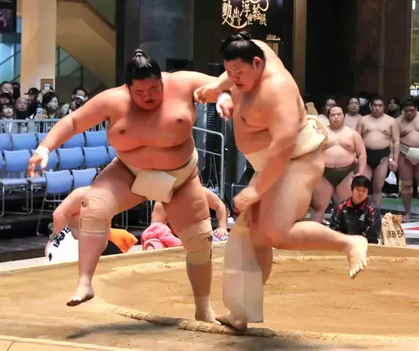 横綱・大の里がメルセデスとアルマーニ店舗前で１４番　大関・琴桜を圧倒できず８勝「危機感をもってやる」