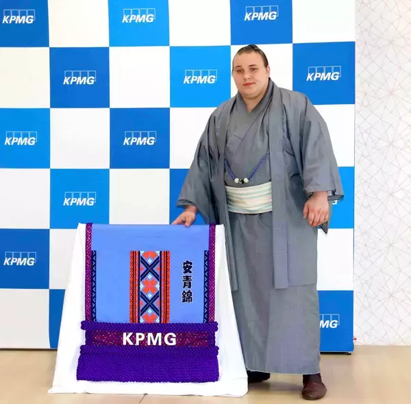 綱取りの大関・安青錦に母国ウクライナ刺しゅうの化粧まわし贈呈「これで上の番付を狙っていく」