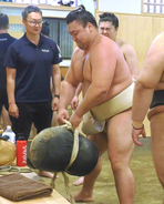 大関・霧島　綱取りの名古屋場所へ“マッチョ化”進行中「部屋のみんなでやるのが好き」