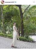 「元宝塚雪組トップ娘役・夢白あや、背中の開いた白ワンピース姿が「神々しい」「写真集欲しい」「美しすぎます」…７月に結婚発表」の画像1