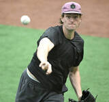 「【巨人】キャベッジと新外国人の４選手がジャイアンツ球場で練習　前日に来日したばかりも疲れた様子も見せず　」の画像1