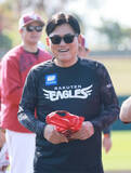 「【楽天】三木谷浩史オーナーがキャンプ視察　新加入の前田健太と握手する場面も」の画像1