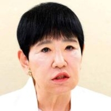 和田アキ子「旦那が玄関に飾ってくれる」ひな人形とピースで写る姿にほっこり「芸能界のお姉さん」「かわゆ」