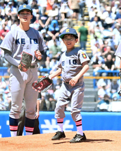 【大学野球】１１歳の慶大野球部員・草間実月くんが笑顔の始球式…神宮のマウンドに緊張も「めちゃくちゃ楽しかった…」