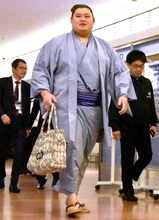 横綱・大の里がパリ公演から帰国　花の都で一番印象に残ったのは？　Ｗ杯も気になる「日本―オランダ戦を見てました」