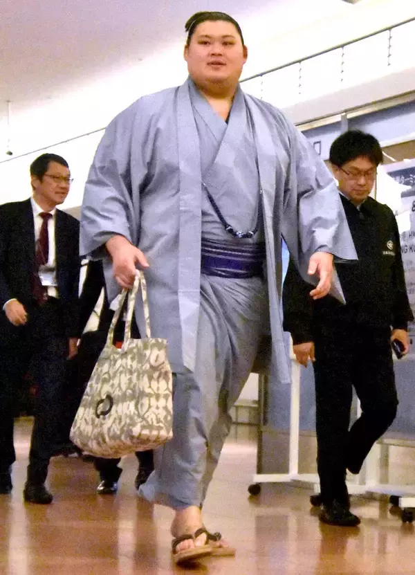 横綱・大の里がパリ公演から帰国　花の都で一番印象に残ったのは？　Ｗ杯も気になる「日本―オランダ戦を見てました」
