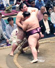 新十両の時不動が３勝目　場所前に贈られた番傘を初使用「和紙のにおいがして意気だなと思った。いろいろなものをいただいたので、もう落ちれない」