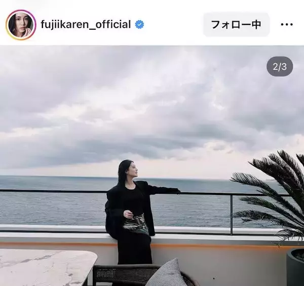 第１子妊娠の藤井夏恋、海をバックにオールブラックコーデ披露　「癒されます」「海が良く似合う」