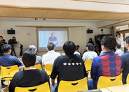 ノーベル文学賞はアン・カーソン氏が受賞…村上春樹氏の出身小学校では同級生らが集結も「誠に残念です」