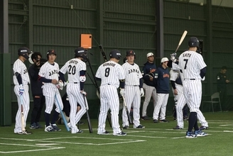 侍ジャパン　佐藤輝ら野手陣が大挙して押し寄せる豪華ブルペン！　ネット裏には渡辺謙、鳥谷敬が熱視線