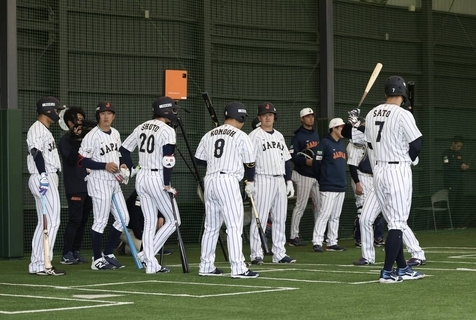 侍ジャパン　佐藤輝ら野手陣が大挙して押し寄せる豪華ブルペン！　ネット裏では渡辺謙、鳥谷敬が熱視線