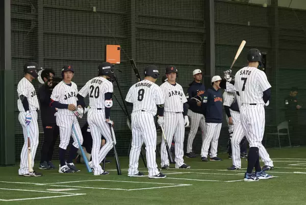 侍ジャパン　佐藤輝ら野手陣が大挙して押し寄せる豪華ブルペン！　ネット裏では渡辺謙、鳥谷敬が熱視線