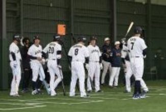 侍ジャパン　佐藤輝ら野手陣が大挙して押し寄せる豪華ブルペン！　ネット裏では渡辺謙、鳥谷敬が熱視線