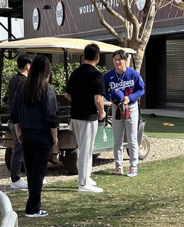 山本由伸、オリックス時代の恩師と談笑　ブルペン入りで４１球…ＷＢＣ日本代表に合流前ラス投へ調整