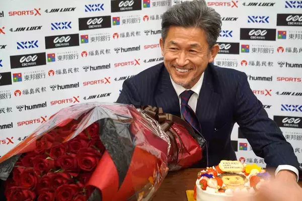 カズ５９歳誕生日「試合に出て活躍したい」５９本の赤いバラ＆似顔絵ケーキに笑顔「また新しい、夢あるゴールを」
