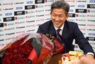 カズ５９歳誕生日「試合に出て活躍したい」５９本の赤いバラ＆似顔絵ケーキに笑顔「また新しい、夢あるゴールを」