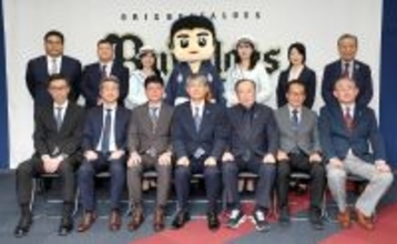 【オリックス】馬殿太郎球団社長「日本一を勝ち取れれば」"高知よさこいデー"で来場の高知市長からメロンなどが贈られる