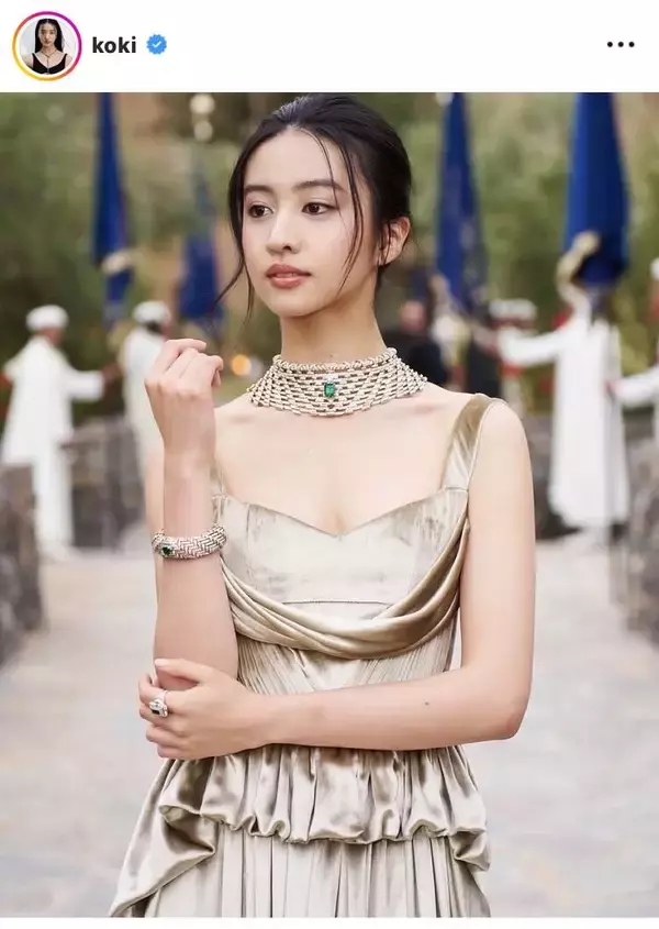 Ｋｏｋｉ，胸元あらわなドアップショット！ゴージャスなゴールドドレス姿にくぎづけ