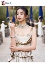 Ｋｏｋｉ，胸元あらわなドアップショット！ゴージャスなゴールドドレス姿にくぎづけ