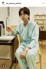 白洲迅、ドラマ撮影の合間にドーナツを頬張るオフショットがかわいい！「もぐもぐタイム」「迅さんの笑顔安らぐ」