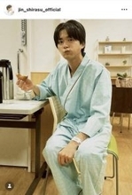 白洲迅、ドラマ撮影の合間にドーナツを頬張るオフショットがかわいい！「もぐもぐタイム」「迅さんの笑顔安らぐ」